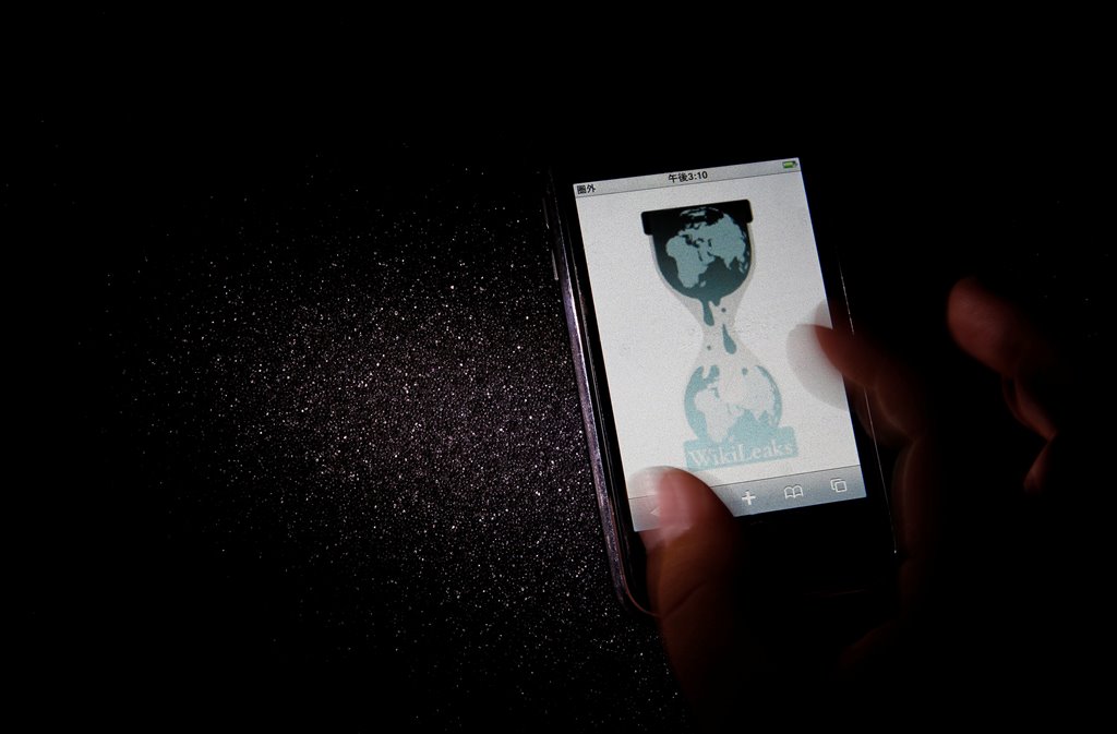 FILE PHOTO: The logo of the Wikileaks website is pictured on a smartphone in this picture illustration taken in Tokyo November 29, 2010. Reuters/Toru Hanai/File Photo