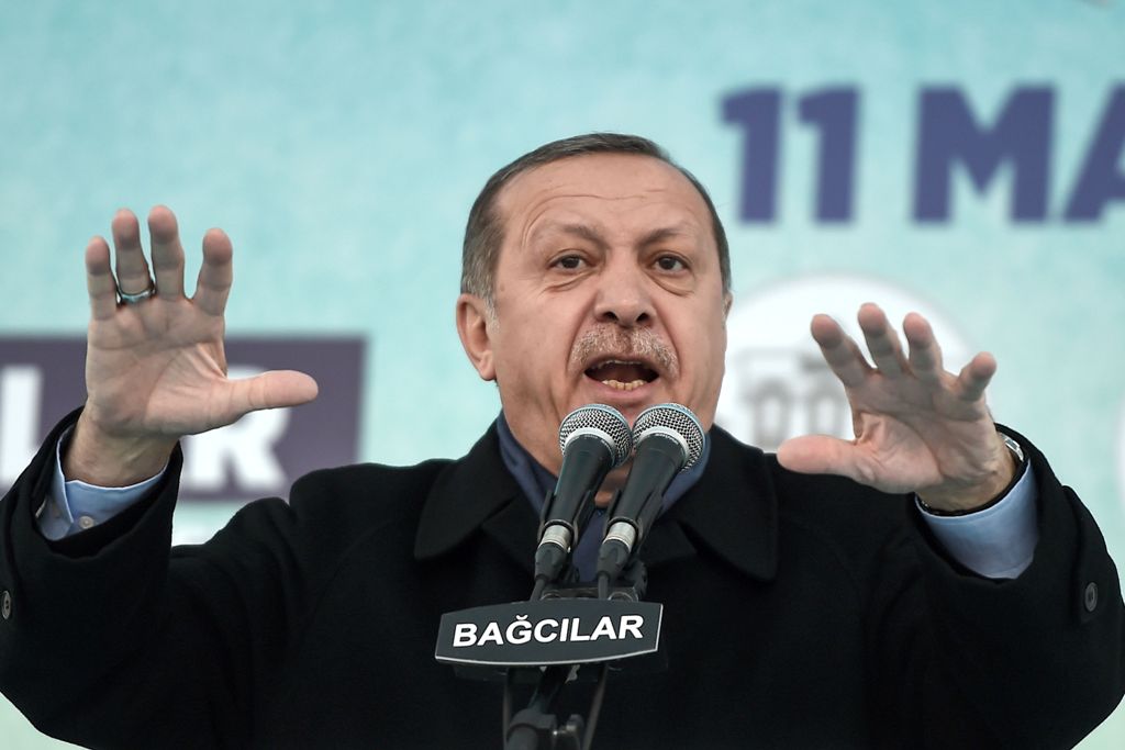 Turkish President Recep Tayyip Erdogan addresses supporters during a rally in Istanbul on March 11, 2017.  AFP / OZAN KOSE