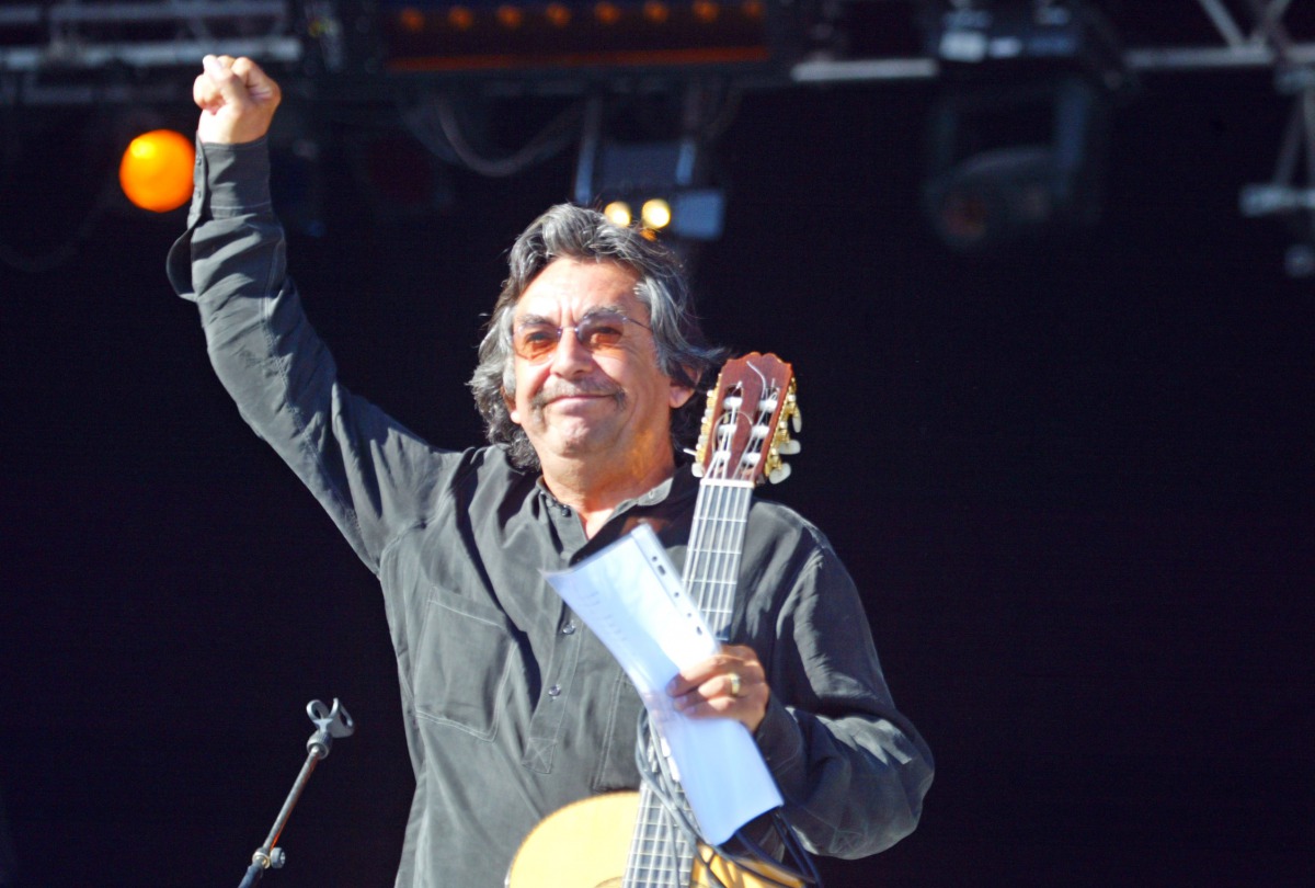 This file photo taken on September 14, 2003 shows Chilean singer and guitarist Angel Parra performing at the Parc of the Courneuve during the Fete de l'Humanite in La Courneuve, near Paris, Chilean singer and guitarist Angel Parra, a figure of the Chilean