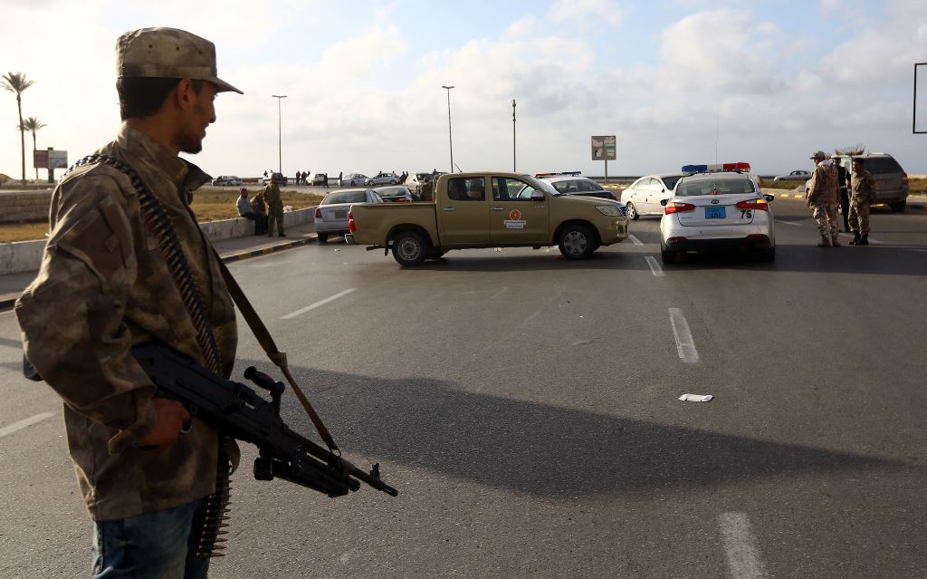 Forces loyal to Libya's Government of National Accord (GNA) man a checkpoint in the Hay al-Andalus neighbourhood of Tripoli on March 14, 2017, following clashes between rival armed groups.  AFP / MAHMUD TURKIA