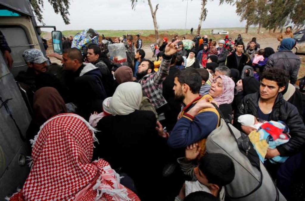 Displaced Iraqi people from different areas in Mosul wait to be transferred to a safe area during a battle between Iraqi forces and Islamic State militants, in the city of Mosul, Iraq March 18, 2017. REUTERS/Youssef Boudlal.