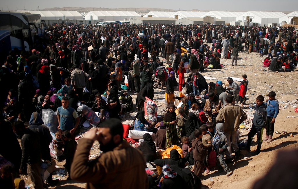 Displaced Iraqis wait to enter Hamam al-Alil camp south of Mosul, Iraq March 10, 2017. Picture taken March 10, 2017. REUTERS/Suhaib Salem