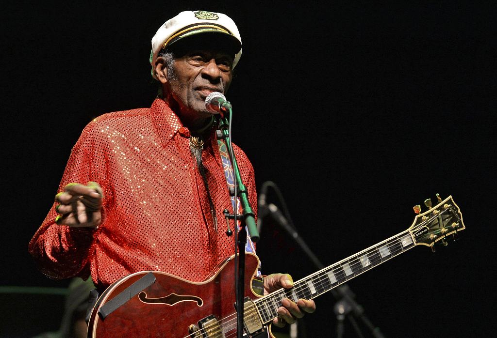 (FILES) This file photo taken on April 15, 2013 shows legendary US singer and composer Chuck Berry, one of the pioneers of rock-and-roll, performing at a concert in Montevideo. AFP / PABLO PORCIUNCULA
