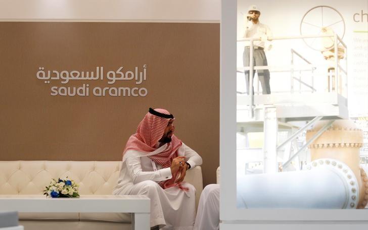 FILE PHOTO: A Saudi Aramco employee sits in the area of its stand at the Middle East Petrotech 2016 in Manama, September 27, 2016. REUTERS / Hamad I Mohammed