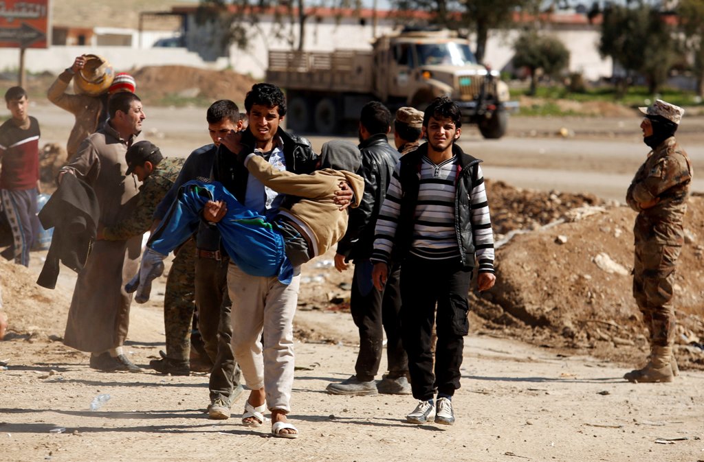 Displaced people are checked by Iraqi forces as Iraqi forces battle with Islamic State militants, in western Mosul, Iraq March 25, 2017. REUTERS/Suhaib Salem