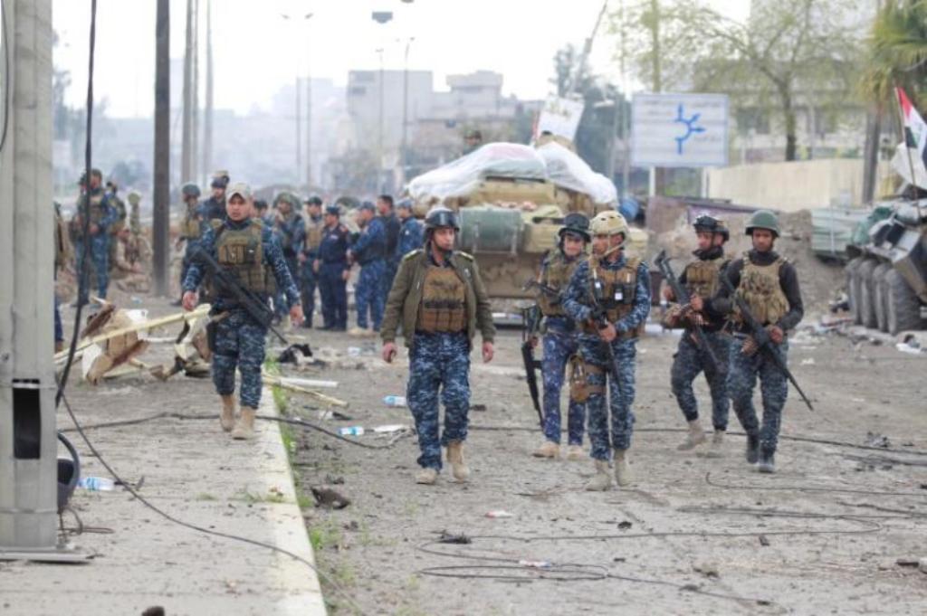 Federal police members carry their weapons during a battle with Islamic State militants in Mosul, Iraq March 28, 2017. REUTERS/Khalid al Mousily.