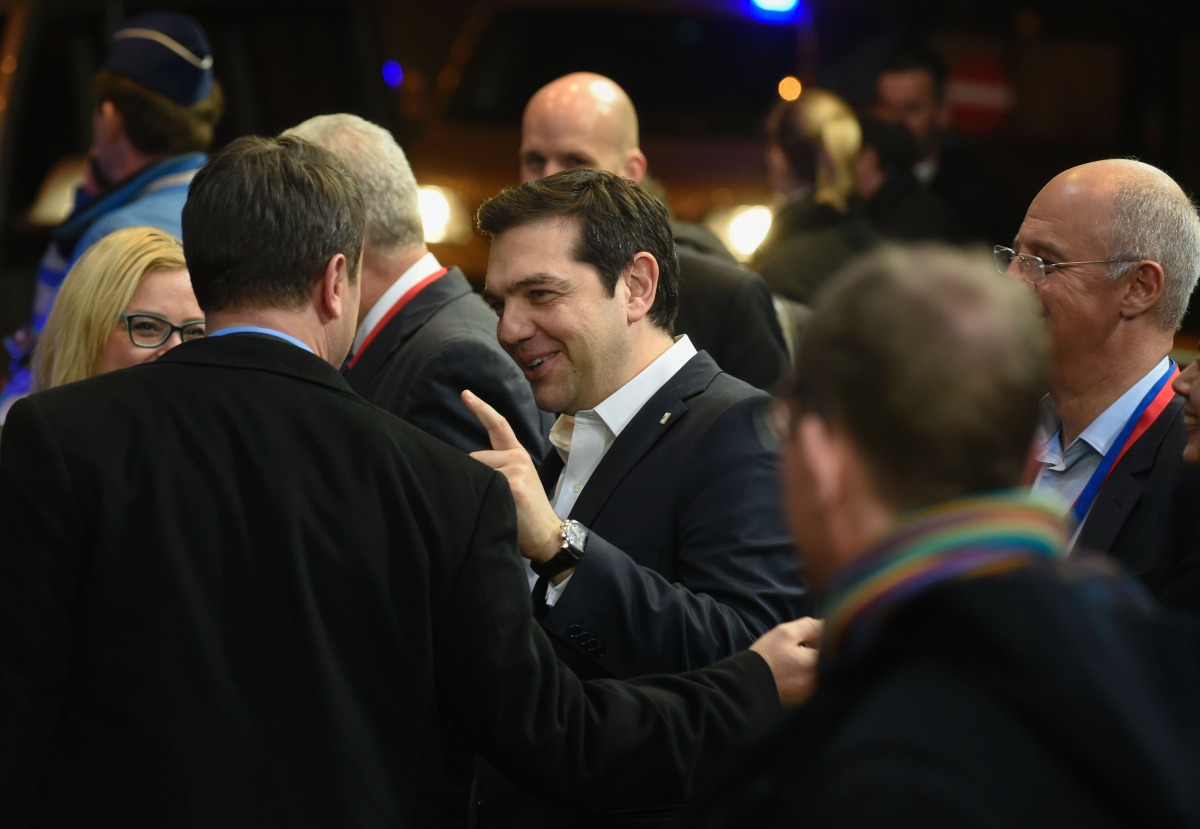 Greek Prime Minister Alexis Tsipras talks with Luxembourg Prime minister Xavier Bettel during the European Union summit in Brussels on March 17, 2016 (AFP / JOHN THYS)