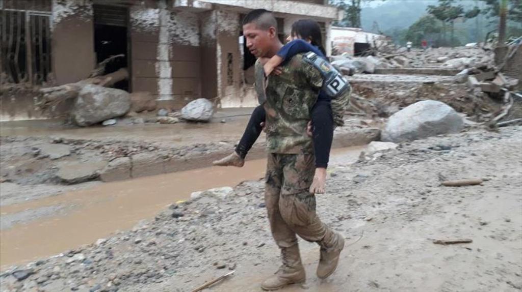 Colombian soldiers evacuate victims of a deadly avalanche that happened following heavy rains in Macoa, Putumayo Colombia on April 01, 2017. / AA.