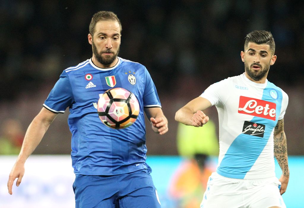 Juventus' forward from Argentina Gonzalo Higuain (L) fights for the ball with Napoli's Albanian defender Elseid Hysaj during the Italian Serie A football match SSC Napoli vs Juventus FC on April 2, 2017 at the San Paolo Stadium. AFP / CARLO HERMANN