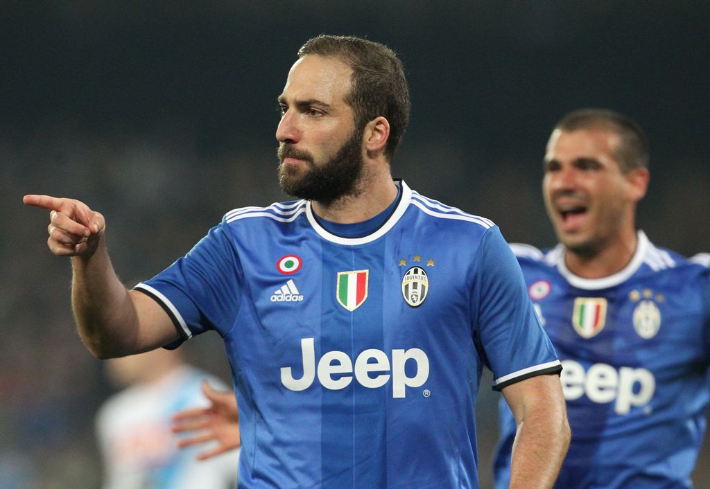 Juventus' forward from Argentina Gonzalo Higuain celebrates after scoring during the Tim Cup semifinal second leg football match SSC Napoli vs Juventus FC on April 5, 2017 at the San Paolo Stadium. / AFP / CARLO HERMANN
