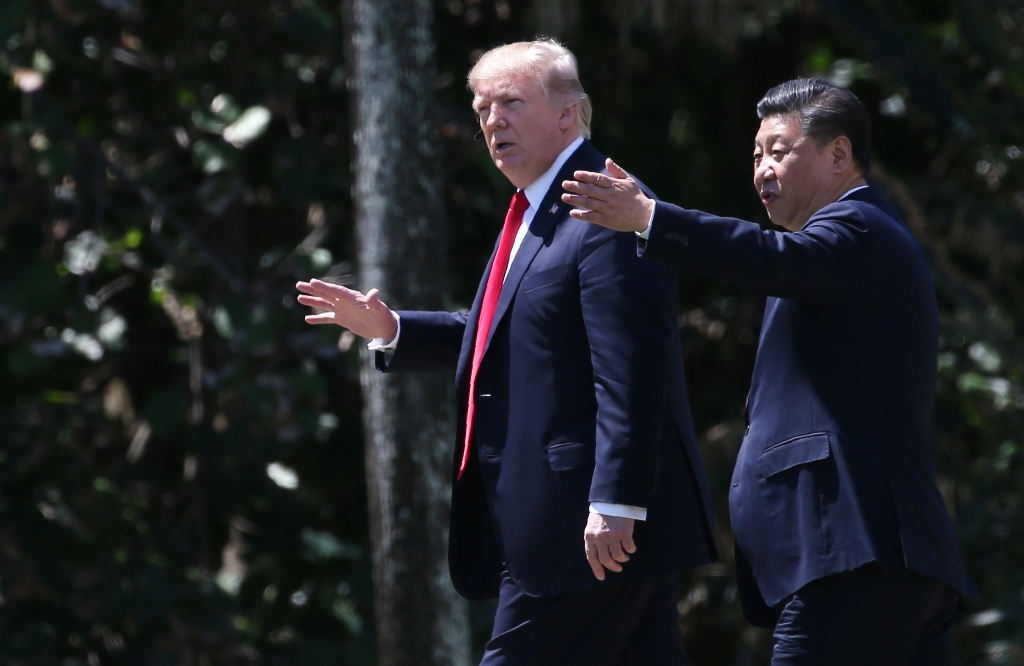 US President Donald Trump (L) and China's President Xi Jinping walk along the front patio of the Mar-a-Lago estate after a bilateral meeting in Palm Beach, Florida, US, April 7, 2017. REUTERS/Carlos Barria