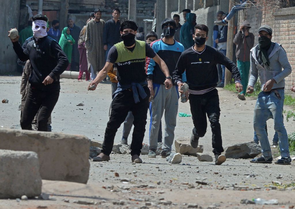 Kashmiri protestors clash with Indian security forces near a polling station in Srinagar on April 9, 2017.   AFP / TAUSEEF MUSTAFA
