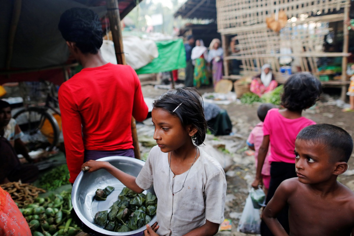 A girl sells food at the internally displaced persons camp for Rohingya people outside Sittwe in the state of Rakhine, Myanmar, November 15, 2016 (REUTERS / Soe Zeya Tun) 