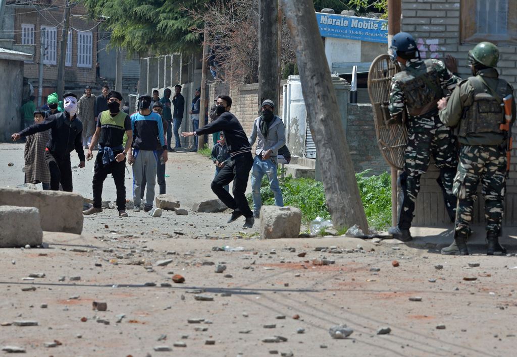 Kashmiri protestors clash with Indian security forces near a polling station in Srinagar on April 9, 2017. AFP / TAUSEEF MUSTAFA

