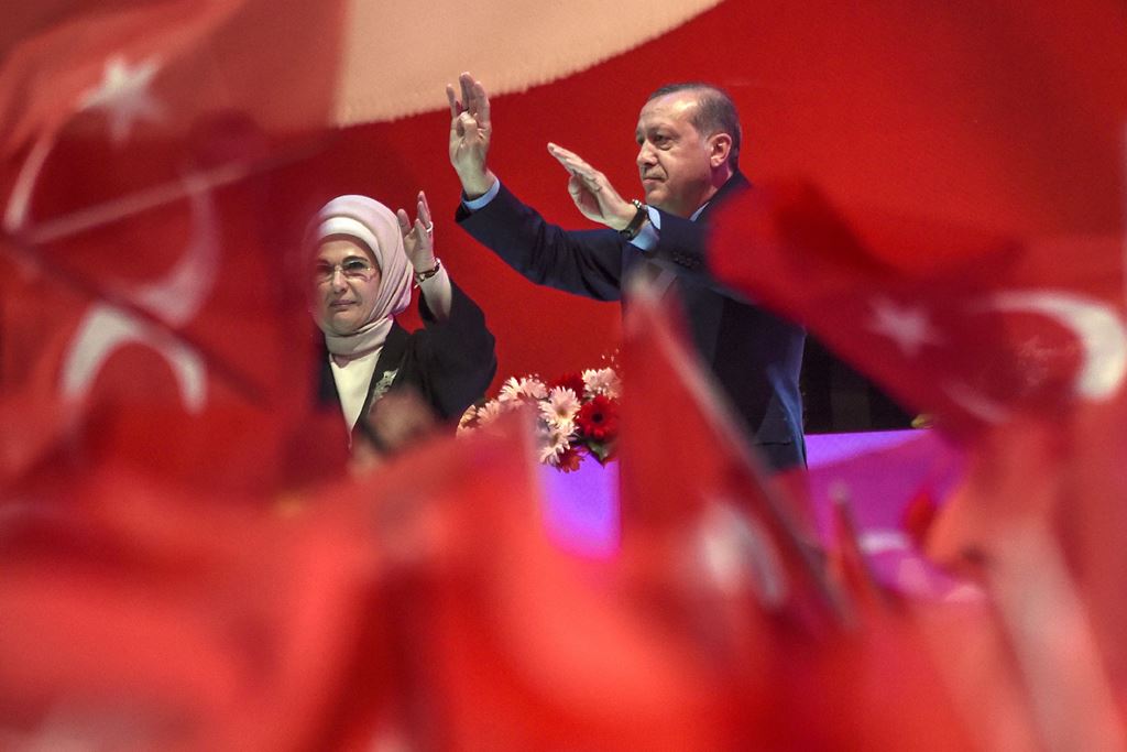 Turkish President Recep Tayyip Erdogan (R) and his wife Emine Erdogan (L) flash the four-finger 