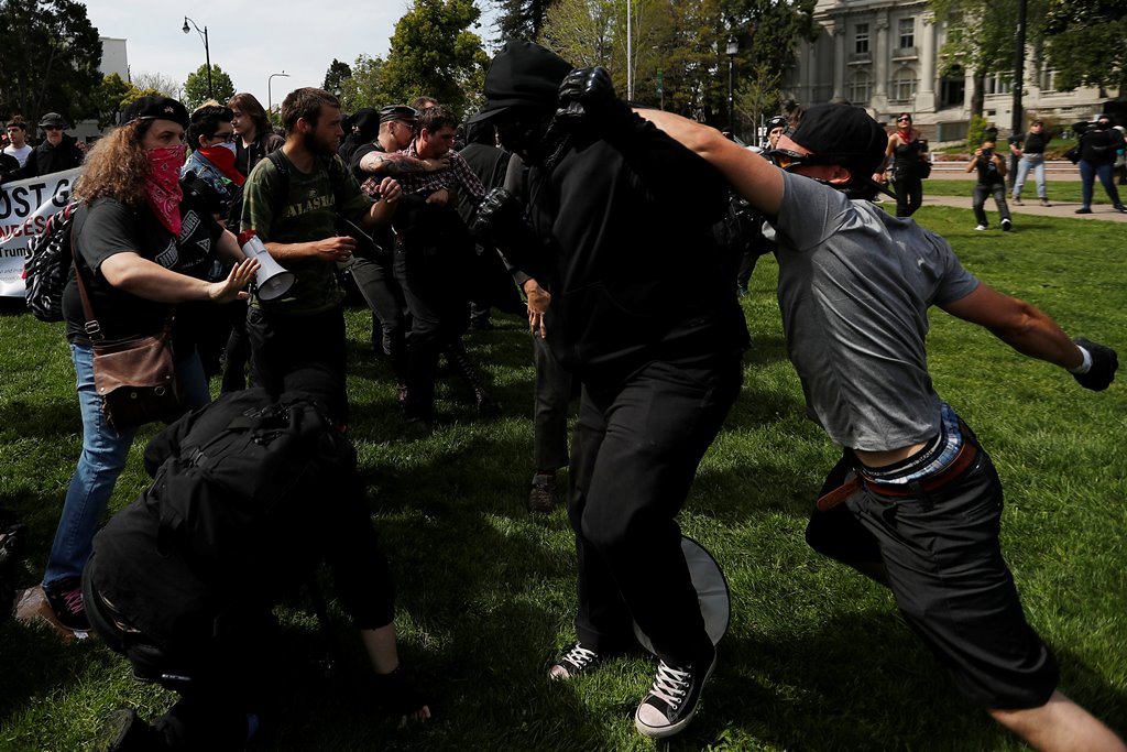Conservative demonstrators and protesters against U.S. President Donald Trump fight during a Patriots Day Free Speech Rally in Berkeley, California, U.S., April 15, 2017. REUTERS/Stephen Lam