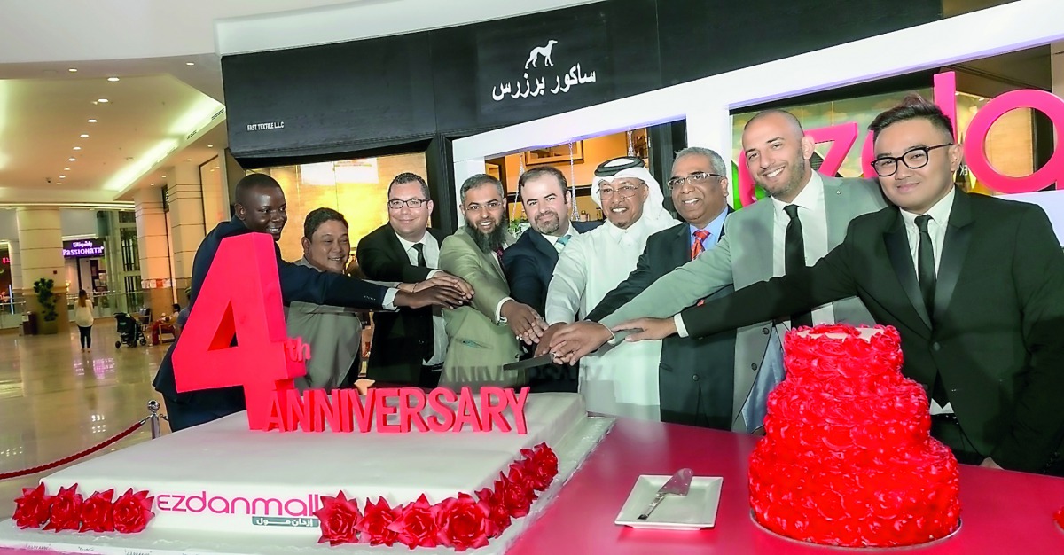 Malik Awan, the Group GM of Ezdan Mall, Ezdan Holding Group representatives, and other well-wishers join a cake cutting ceremony to celebrate Ezdan Mall Gharaffa’s fourth anniversary.