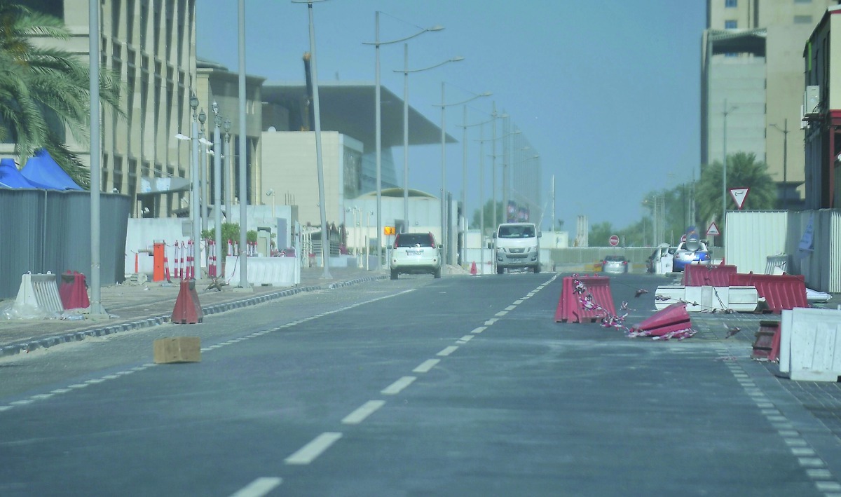 Toppled barricades and scattered debris on the streets due to strong winds that hit the country yesterday. The dusty winds reached 40 knots and reduced visibility to less than 2 km in some places. The strong winds are expected to continue today. Temperatu