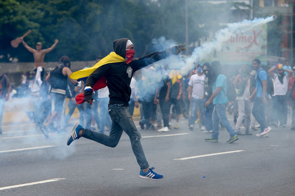 Demonstrators clash with the riot police during a protest against Venezuelan President Nicolas Maduro, in Caracas on April 20, 2017.  AFP / Federico PARRA