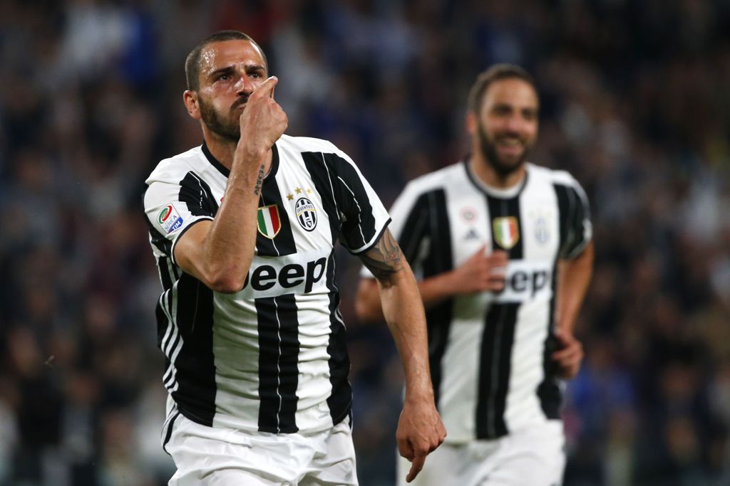 Juventus' defender Leonardo Bonucci celebrates after scoring during the Italian Serie A football match Juventus Vs Genoa on April 23, 2017 at the 'Juventus Stadium' in Turin. / AFP / Marco BERTORELLO
