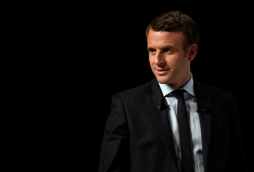 French presidential election candidate for the En Marche ! movement Emmanuel Macron addresses supporters at the Angerlarde hall in Chatellerault, western France on April 28, 2017.  AFP / Eric FEFERBERG
