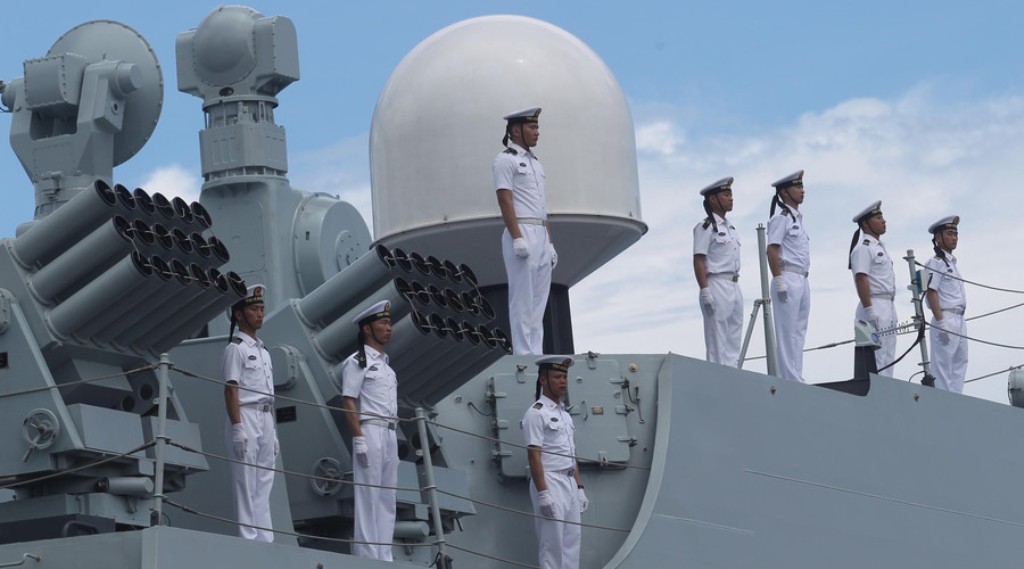 Chinese sailors stand at attention onboard a Chinese naval ship during a visit to Davao city, southern Philippines April 30, 2017. © Lean Daval Jr / Reuters.