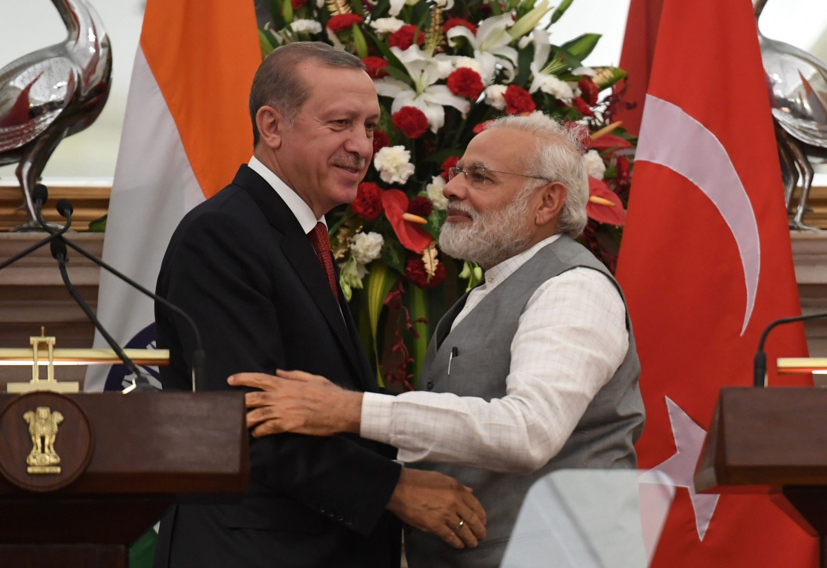 Turkish President Recep Tayyip Erdogan (L) and Indian Prime Minister Narendra Modi after an exchange of agreements during a joint press conference in New Delhi on May 1, 2017. Erdogan is on a two days state visit to India. AFP / Prakash Singh