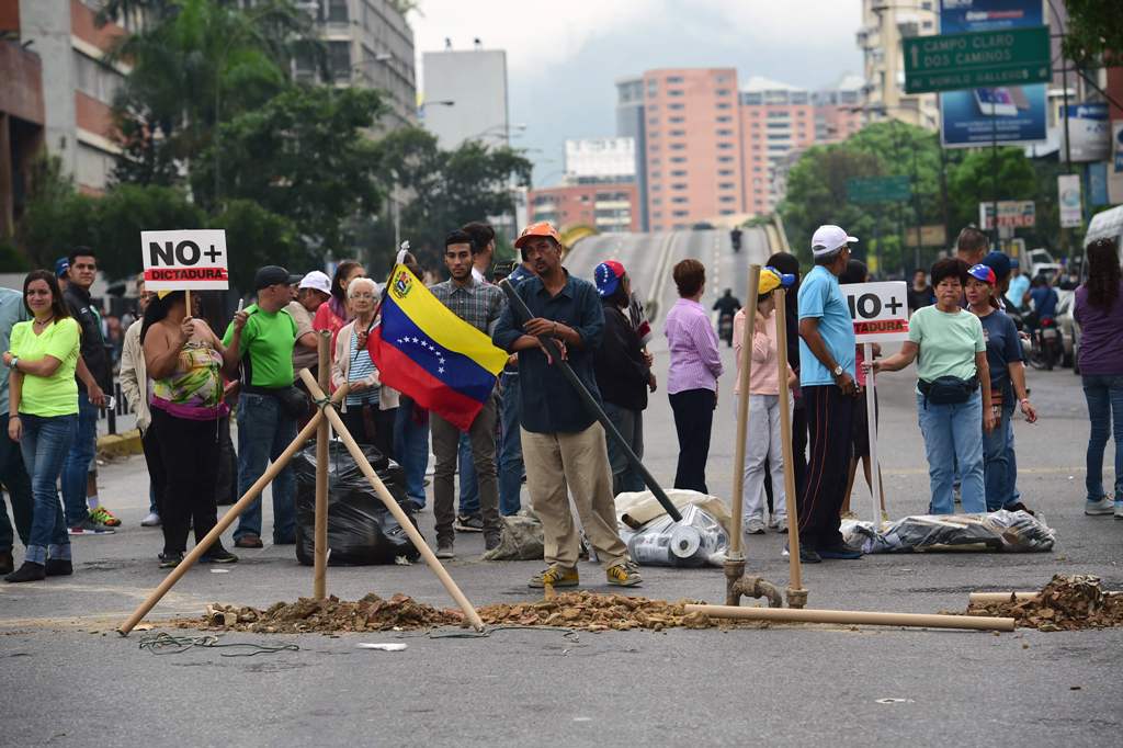 Demonstrators block a street during a protest against Venezuelan President Nicolas Maduro in Caracas, on May 2, 2017.  AFP / RONALDO SCHEMIDT
