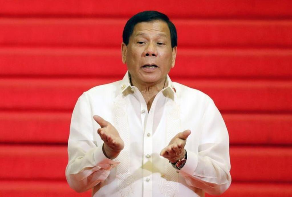 Philippine President Rodrigo Duterte waits for the Southeast Asian leaders to arrive during the opening ceremony of the Association of Southeast Asian Nations (ASEAN) summit in Manila, Philippines April 29, 2017. REUTERS/Erik De Castro.