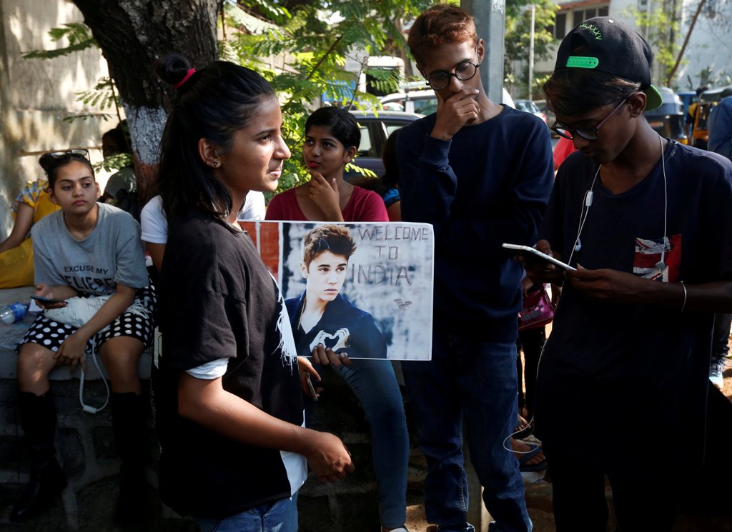 Fans of Canadian singer Justin Bieber wait for his arrival outside the airport in Mumbai, India May 9, 2017. REUTERS/Shailesh Andrade
