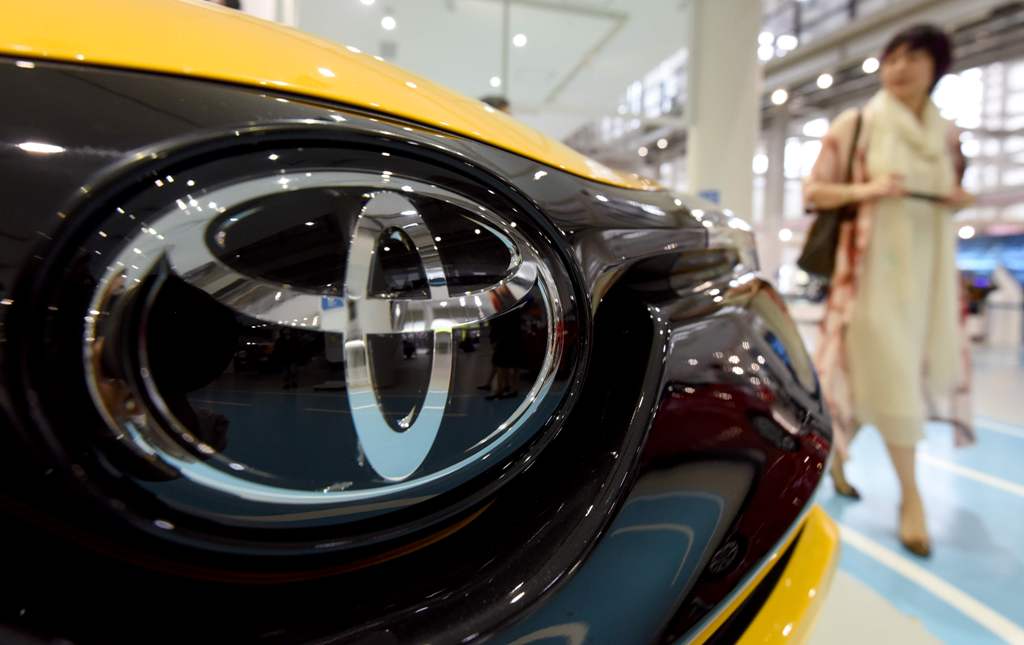 A woman strolls at a showroom of Japan's auto giant Toyota in Tokyo on May 10, 2017. Toyota will release its full-year earnings until March 2017. / AFP / Toru YAMANAKA