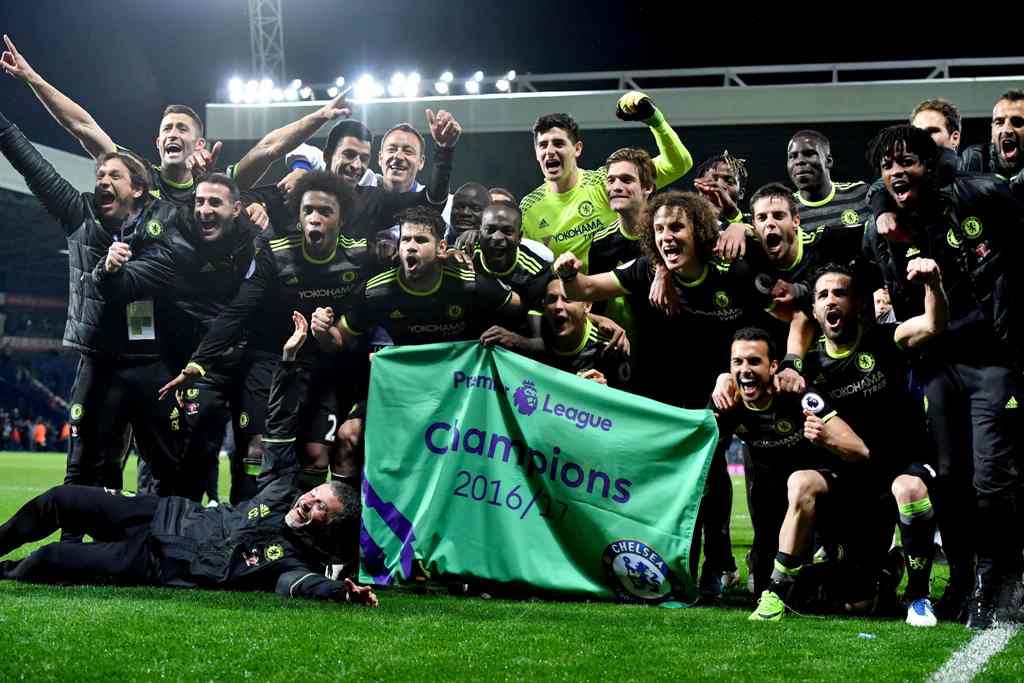 Chelsea players celebrate victory after the English Premier League match between West Bromwich Albion and Chelsea at The Hawthorns stadium in West Bromwich, west Midlands on May 12, 2017. / AFP / Anthony Devlin