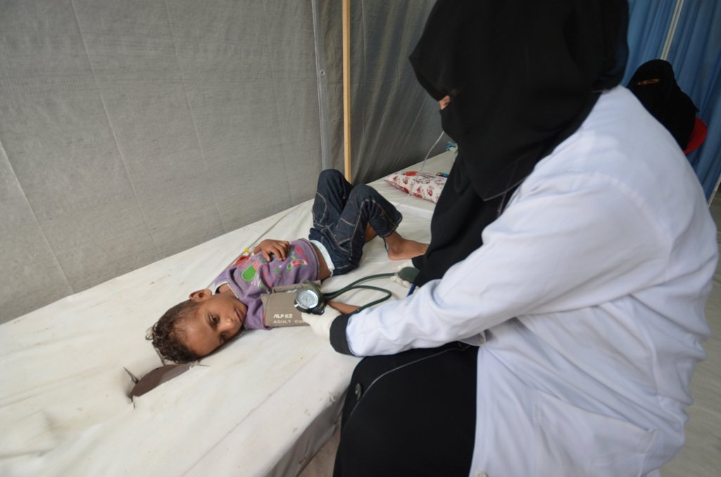 A nurse attends to a boy infected with cholera at a hospital in the Red Sea port city of Hodeidah, Yemen May 14, 2017. REUTERS/Abduljabbar Zeyad

