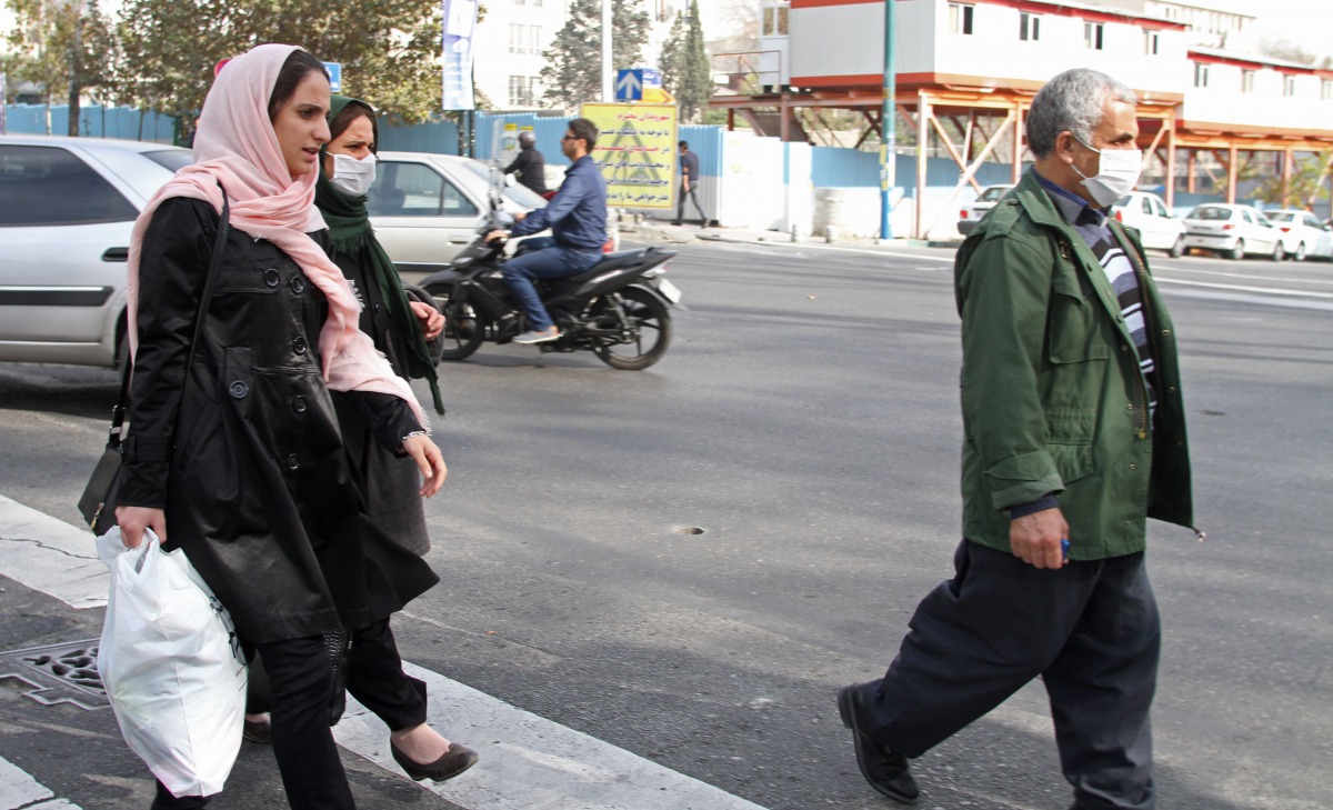 FILE PHOTO: Iranians wearing face masks walk in Tehran as heavy pollution hit the Iranian capital on November 14 ,2016 (Reuters) 