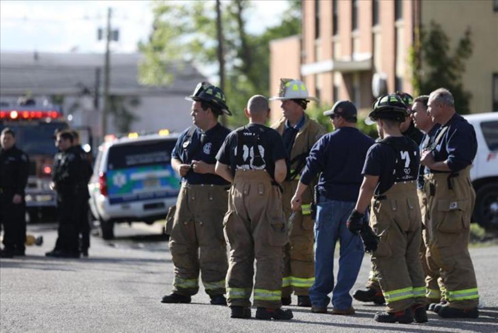 NEW JERSEY, UNITED STATES (AA) - Law enforcement cordons off crash site in Carlstadt town near Teterboro Airport after a Learjet 35 crashes during landing attempt on May 15, 2017. (Photo by Canberk Yuksel - Anadolu Agency).