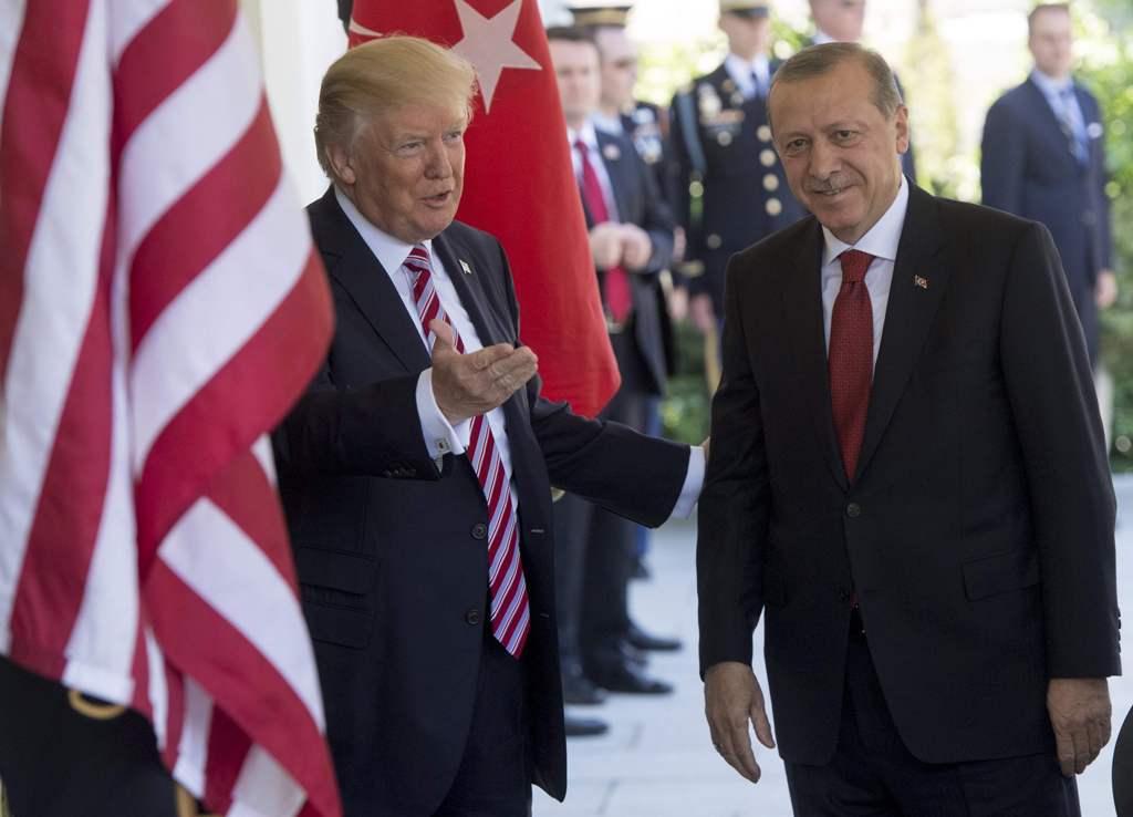 US President Donald Trump welcomes Turkish President Recep Tayyip Erdogan as he arrives for meetings at the White House in Washington, DC, May 16, 2017. / AFP / SAUL LOEB
