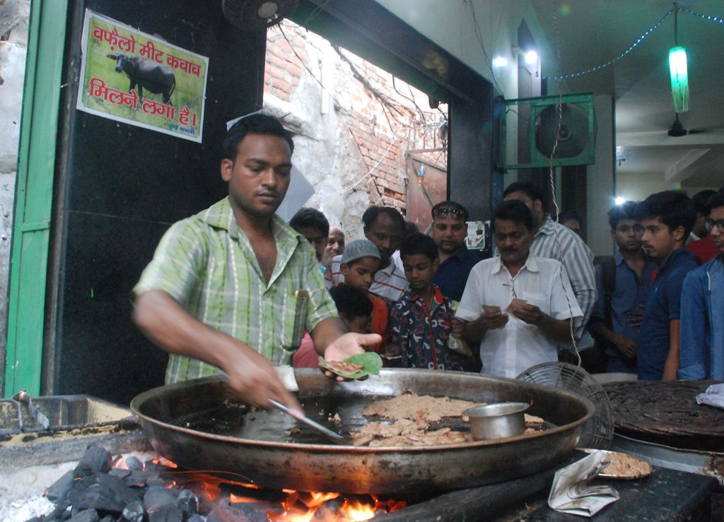 An Indian vendor makes kebabs made from beef at the Tundey Kebabi restaurant in Lucknow on May 17, 2017.  AFP / STR