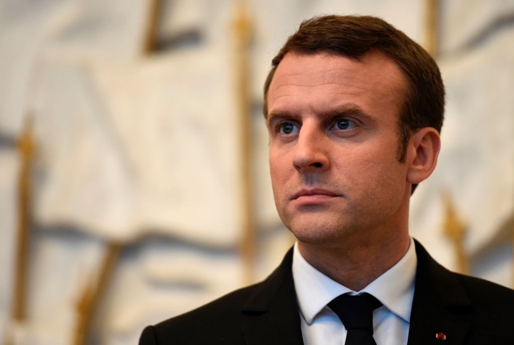 French President Emmanuel Macron waits to welcome the European Council president at the Elysee presidential Palace in Paris on May 17, 2017. / AFP / STEPHANE DE SAKUTIN?