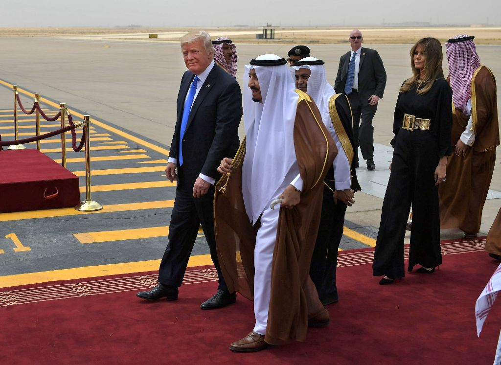 US President Donald Trump (C-L) is welcomed by Saudi King Salman bin Abdulaziz al-Saud (C) upon arrival at King Khalid International Airport in Riyadh on May 20, 2017. AFP / MANDEL NGAN
