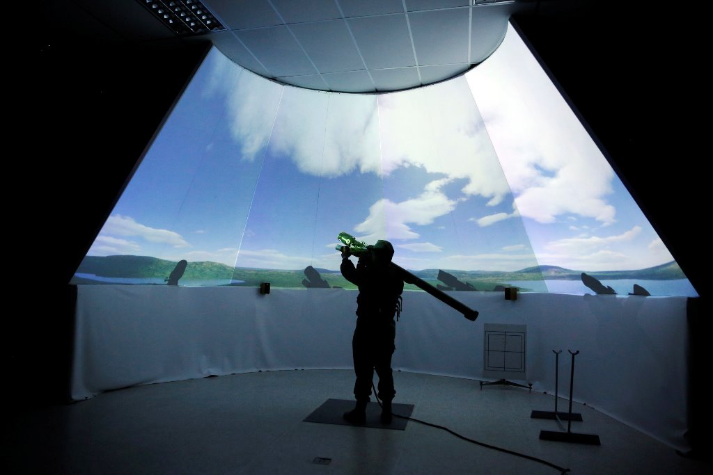 FILE PHOTO: A Venezuelan soldier practises on an anti-aircraft artillery simulator as part of a defensive military exercise in conjunction with the general public in Caracas March 14, 2015. REUTERS/Carlos Garcia Rawlins/File photo