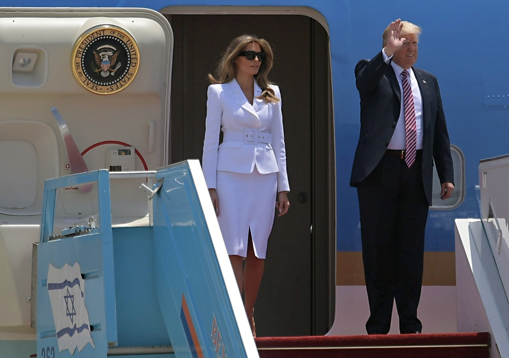 US President Donald Trump and First Lady Melania Trump wave as they disembark Air Force One upon their arrival at Ben Gurion International Airport in Tel Aviv on May 22, 2017, as part of his first trip overseas. / AFP / MANDEL NGAN.