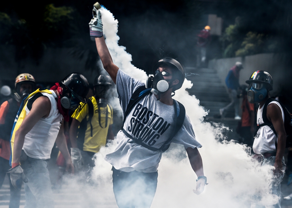 Opposition activists clash with riot police during a protest against the government of President Nicolas Maduro in Caracas on May 20, 2017. Photo: JUAN BARRETO / AFP.