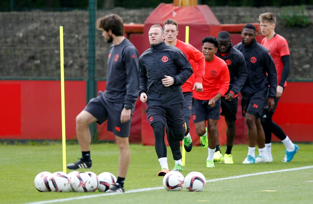 Manchester United's Wayne Rooney with team mates during training Reuters / Andrew Yates Livepic
