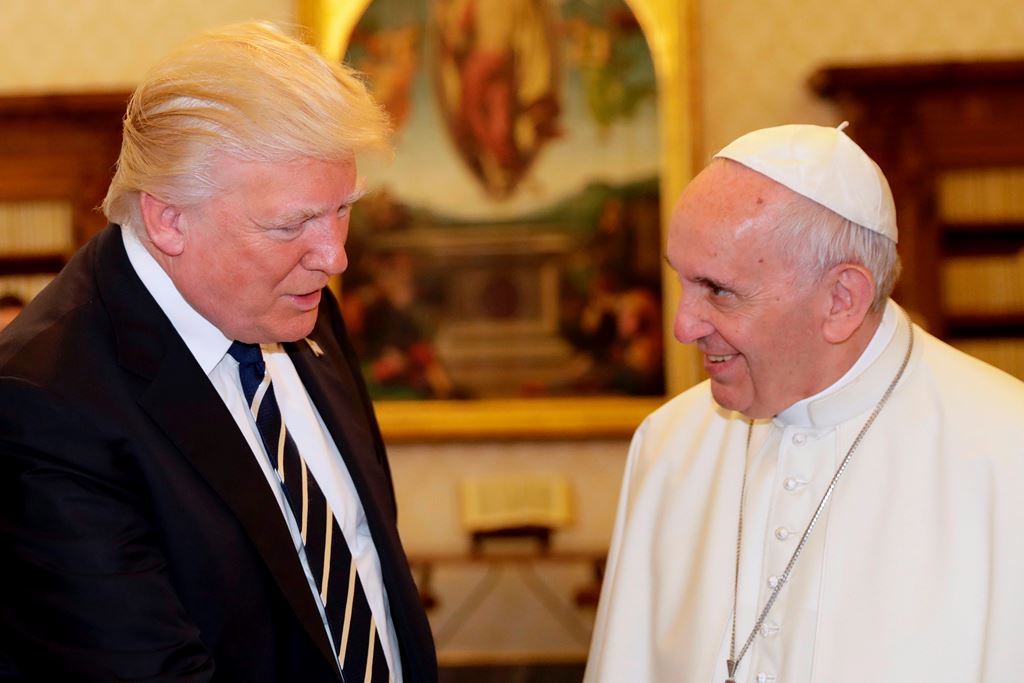 Pope Francis (R) exchanges gifts with US President Donald Trump during a private audience at the Vatican on May 24, 2017. AFP / POOL / Alessandra Tarantino