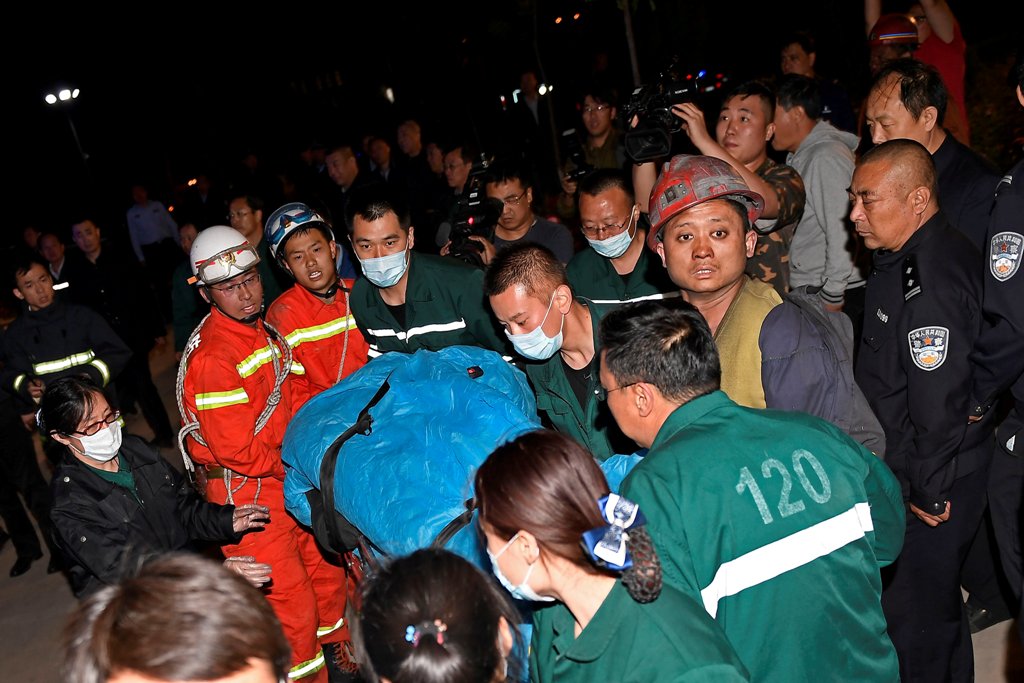 Rescuers carry a casualty on a stretcher at Dong Yu coal mine where flooding occurred at a pit, in Taiyuan, Shanxi province, China May 23, 2017. Picture taken May 23, 2017. REUTERS.