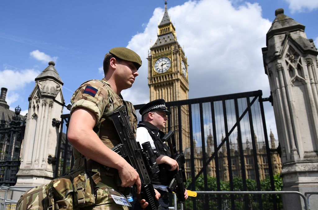 British Army soldiers patrol along Whitehall near Downing Street and the Houses of Parliament in central London on May 24, 2017. AFP / Justin TALLIS
