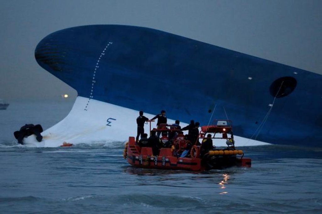 Maritime police search for missing passengers in front of the South Korean ferry ''Sewol'' which sank at the sea off Jindo April 16, 2014. Kim Hong-Ji, Reuters/File Photo.
