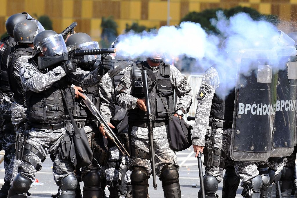 Riot police clash with demonstrators demanding the resignation of embattled President Michel Temer (AFP Photo/EVARISTO SA).