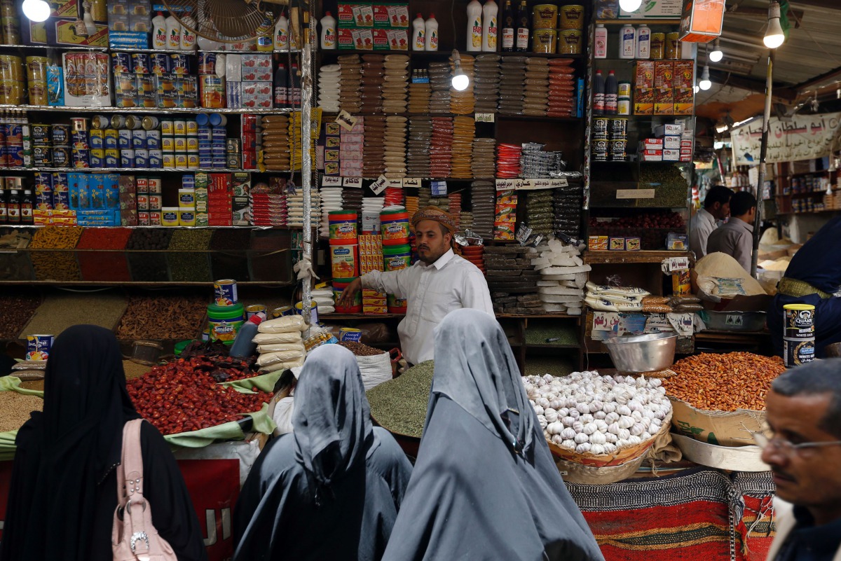 Yemenis shop in a market in the old city of Yemeni capital Sanaa, as the faithful prepare for the start of the Muslim holy fasting month of Ramadan, on May 25, 2017. AFP / Mohammed Huwais