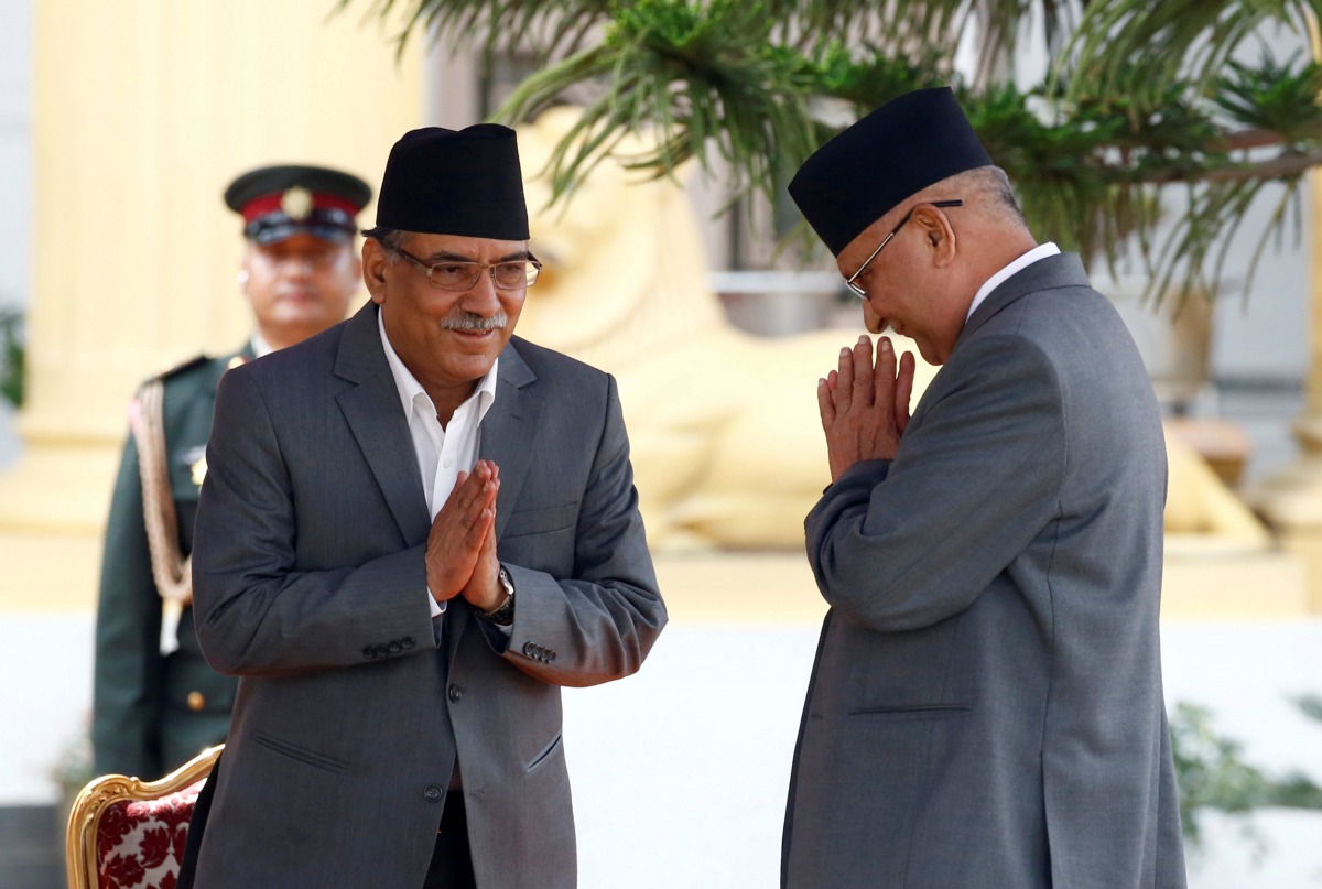 FILE PHOTO: Nepalese Prime Minister Pushpa Kamal Dahal aka Prachanda greets outgoing Prime Minister Khadga Prasad Sharma Oli in Kathmandu, Nepal, August 4, 2016 (REUTERS / Navesh Chitrakar) 